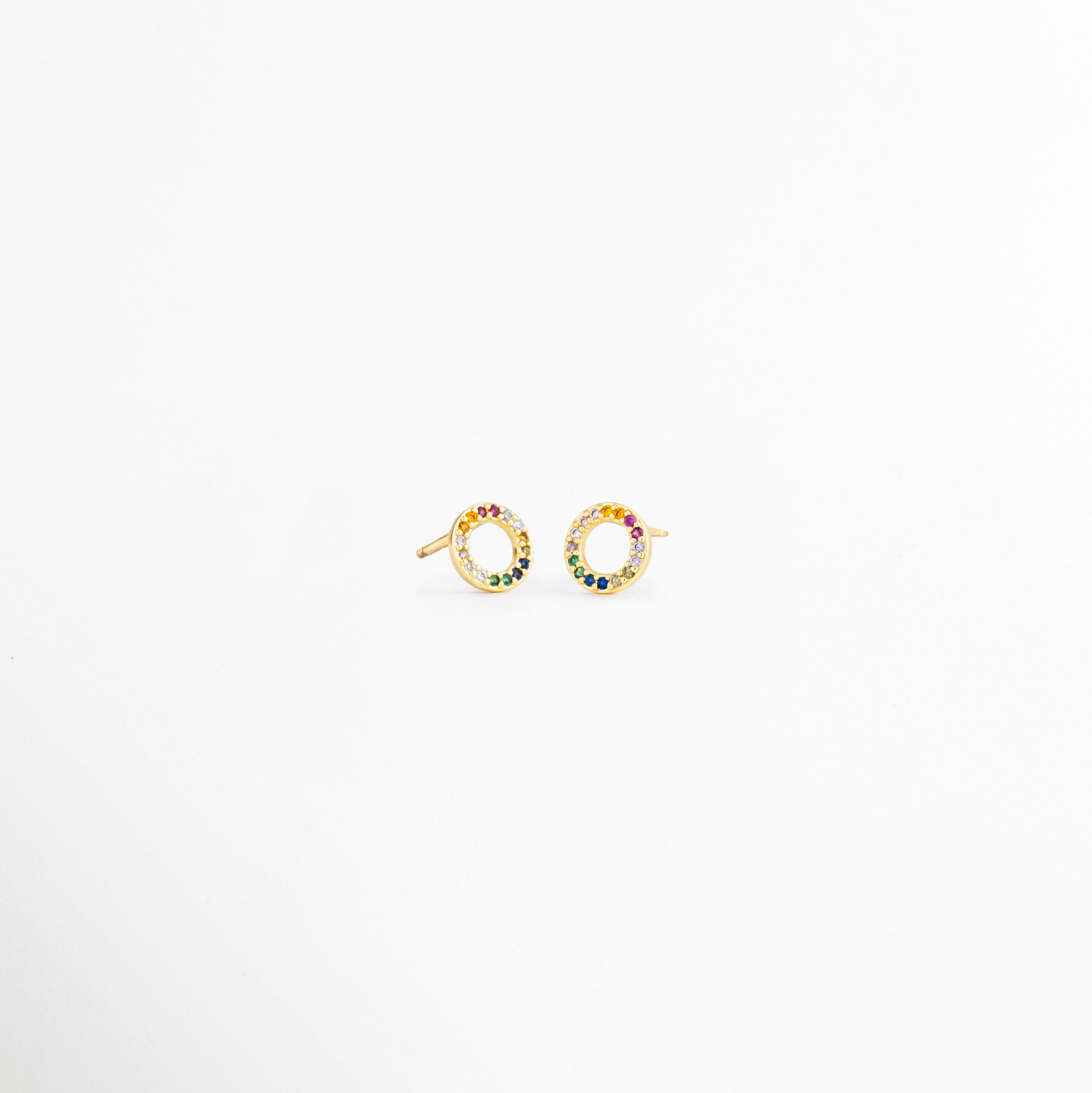 Detalle de aretes Caleido Studs con zirconias brillantes, Pendientes circulares plateados de diseño moderno, Aretes pequeños con acabado en Plata 925, Aretes delicados con brillo sutil de zirconia, Vista frontal de pendientes elegantes para mujer.