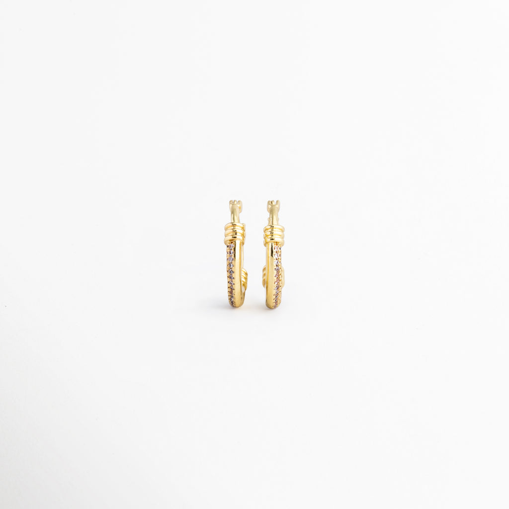 Aretes Lotus Hoops dorados con zirconias incrustadas y diseño elegante, Arracadas Lotus Hoops con acabado en oro y detalles brillantes de zirconia, Aretes tipo hoop dorados para mujer con diseño delicado y sofisticado, Aretes circulares con zirconias y recubrimiento enchapado en oro, Lotus Hoops, arracadas elegantes con brillo sutil para cualquier ocasión.