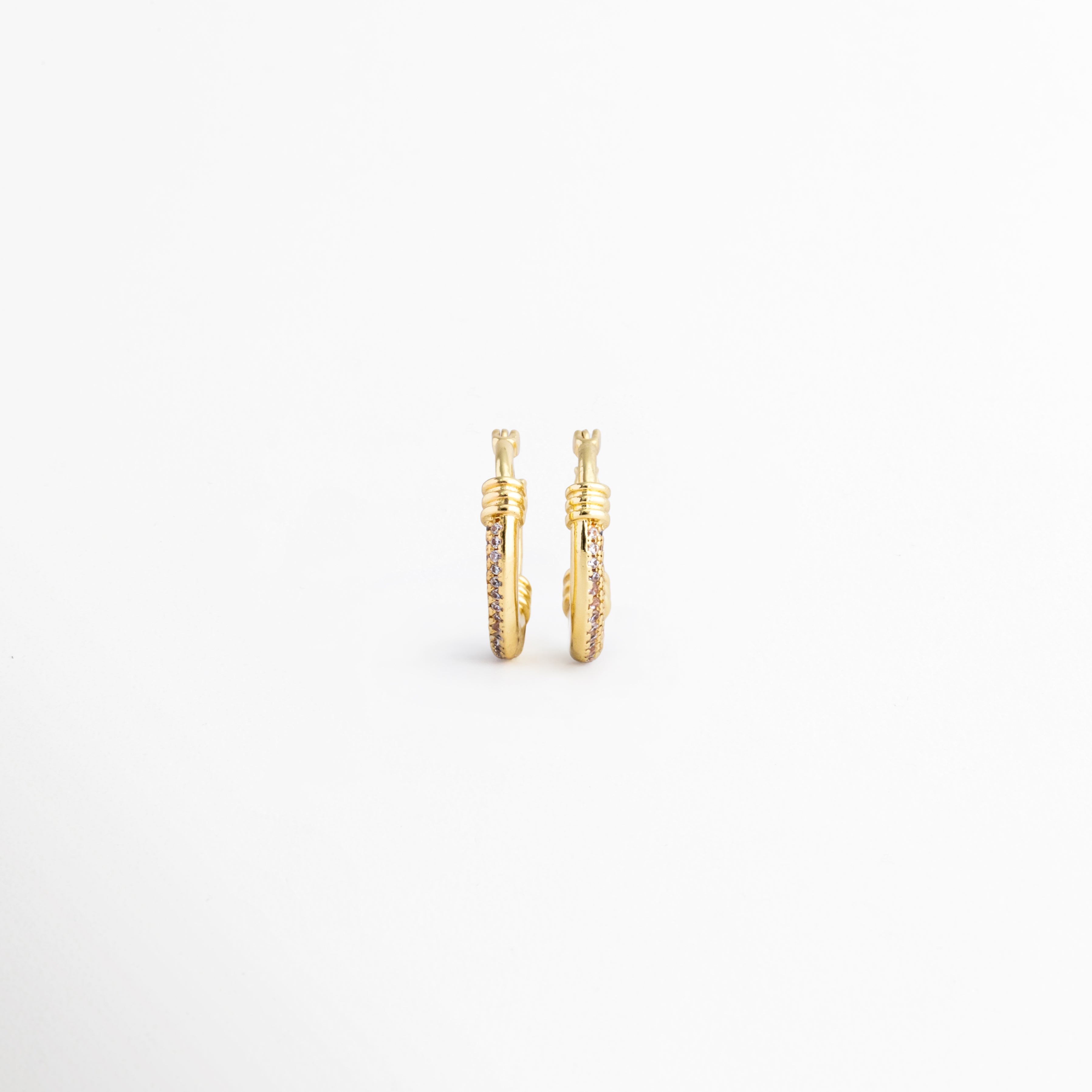Aretes Lotus Hoops dorados con zirconias incrustadas y diseño elegante, Arracadas Lotus Hoops con acabado en oro y detalles brillantes de zirconia, Aretes tipo hoop dorados para mujer con diseño delicado y sofisticado, Aretes circulares con zirconias y recubrimiento enchapado en oro, Lotus Hoops, arracadas elegantes con brillo sutil para cualquier ocasión.