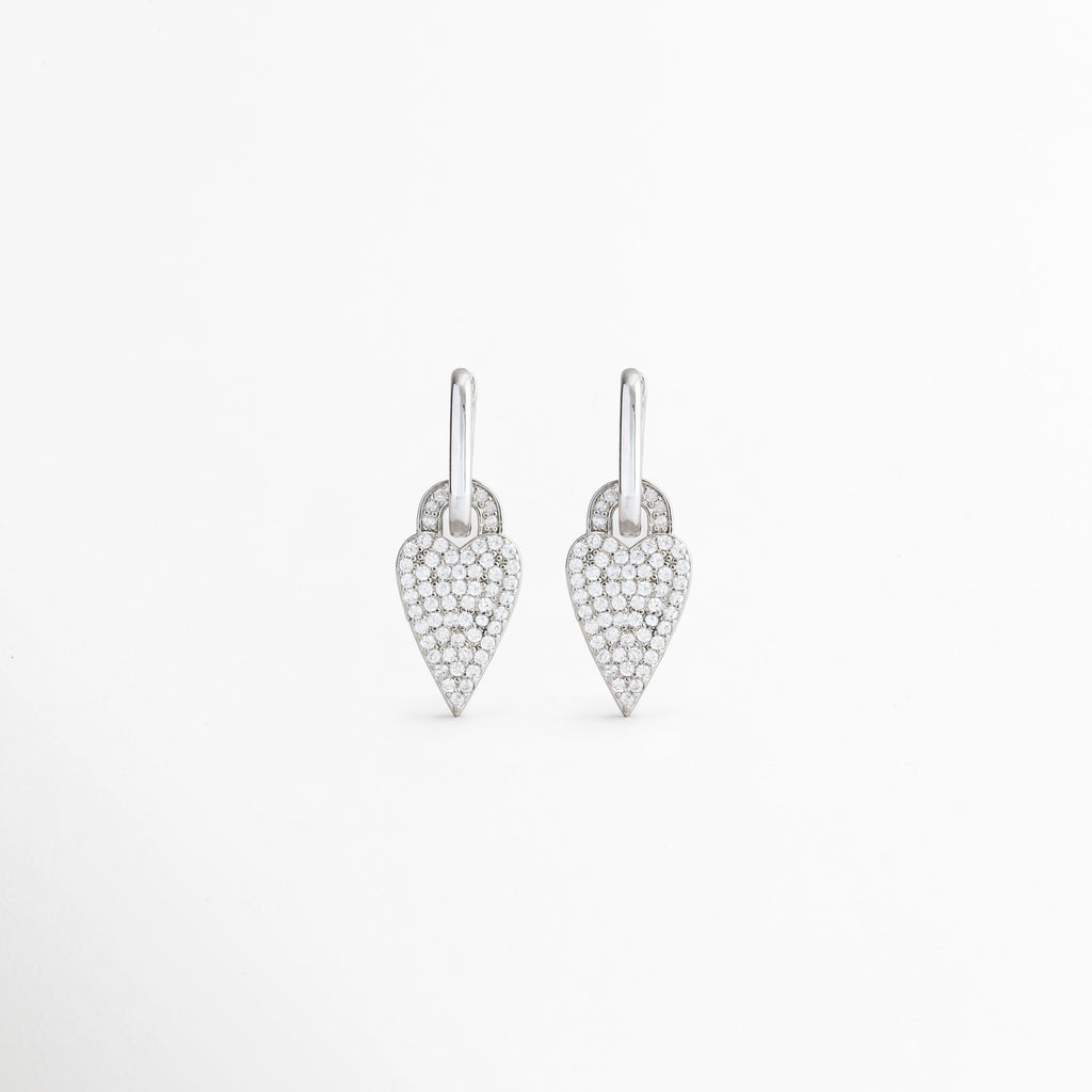 Aretes Silver Velvet Hoops con charm de corazón y zirconias brillantes, Pendientes plateados con dije de corazón y acabado en oro blanco, Aretes tipo hoop con corazón decorado con zirconias, Aretes elegantes con charm de corazón y brillo sutil, Pendientes Silver Velvet Hoops de estilo femenino y moderno.