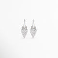 Aretes Silver Velvet Hoops con charm de corazón y zirconias brillantes, Pendientes plateados con dije de corazón y acabado en oro blanco, Aretes tipo hoop con corazón decorado con zirconias, Aretes elegantes con charm de corazón y brillo sutil, Pendientes Silver Velvet Hoops de estilo femenino y moderno.
