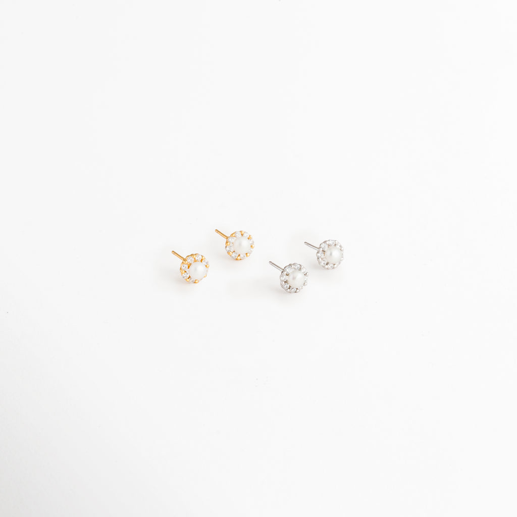 Vista posterior de los Aretes Zerina Golden Studs mostrando el broche tipo mariposa de Plata de Ley 925, Parte trasera de los Aretes Zerina Golden Studs con cierre tipo poste y acabado en Oro 14K, Detalle del sistema de cierre de los Aretes Zerina Golden Studs con broche mariposa, Vista posterior de los Aretes Zerina Golden Studs resaltando el broche y la estructura del arete, Aretes Zerina Golden Studs mostrando el cierre tipo mariposa y el acabado dorado.