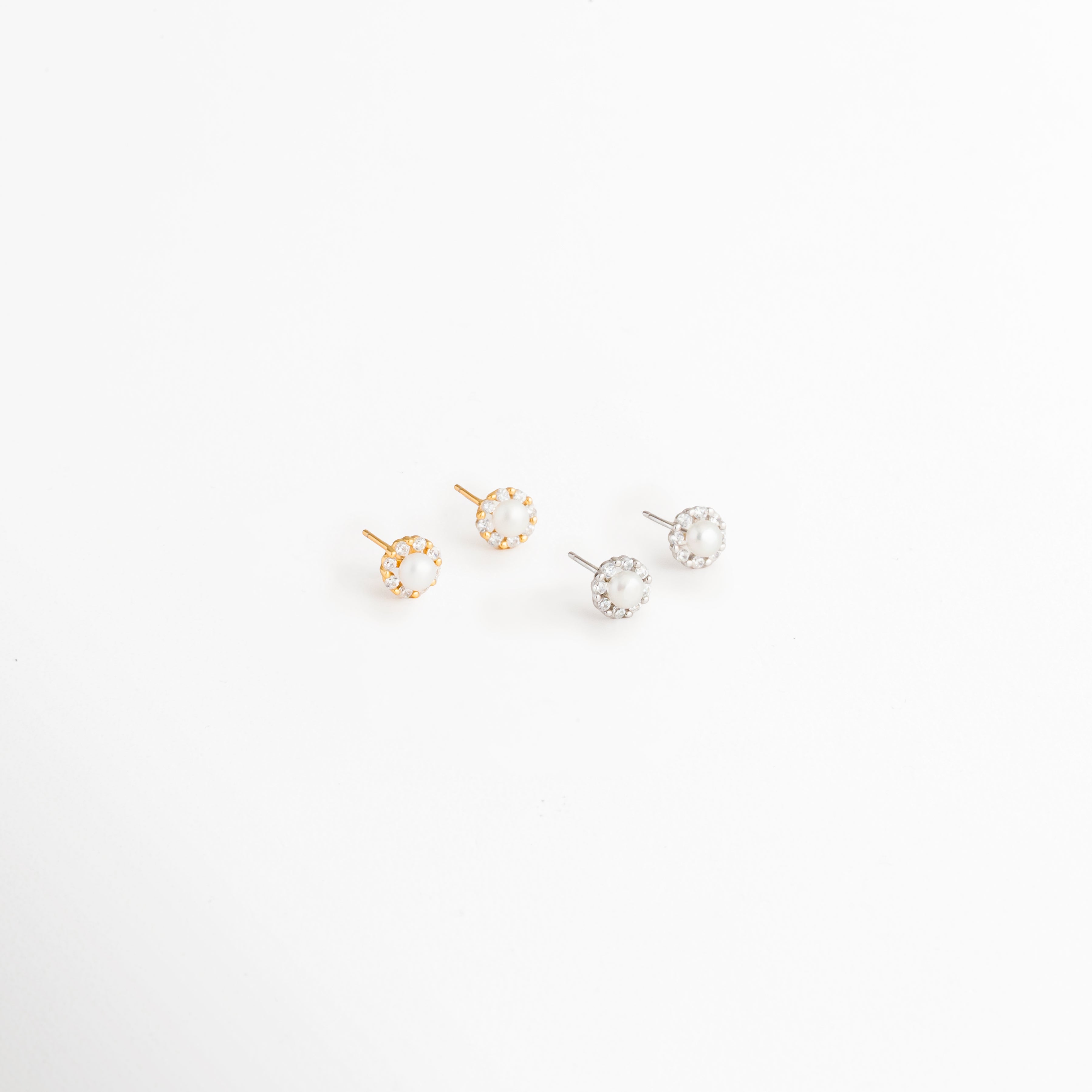Vista posterior de los Aretes Zerina Golden Studs mostrando el broche tipo mariposa de Plata de Ley 925, Parte trasera de los Aretes Zerina Golden Studs con cierre tipo poste y acabado en Oro 14K, Detalle del sistema de cierre de los Aretes Zerina Golden Studs con broche mariposa, Vista posterior de los Aretes Zerina Golden Studs resaltando el broche y la estructura del arete, Aretes Zerina Golden Studs mostrando el cierre tipo mariposa y el acabado dorado.