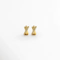 Aretes Diana Golden Hoops de 1.1 cm con diseño de tres aros entrelazados en forma de X e incrustación de circonias en la banda diagonal, vista frontal sobre fondo blanco, Vista de frente de micro huggies dorados enchapados en oro con tres tiras cruzadas y pavé de pedrería fina, Par de aros huggie compactos de 1.1 x 0.6 cm con diseño entrelazado y detalles de circonias brillantes, Aretes entrelazados dorados estilo bandas cruzadas con circonias transparentes sobre fondo