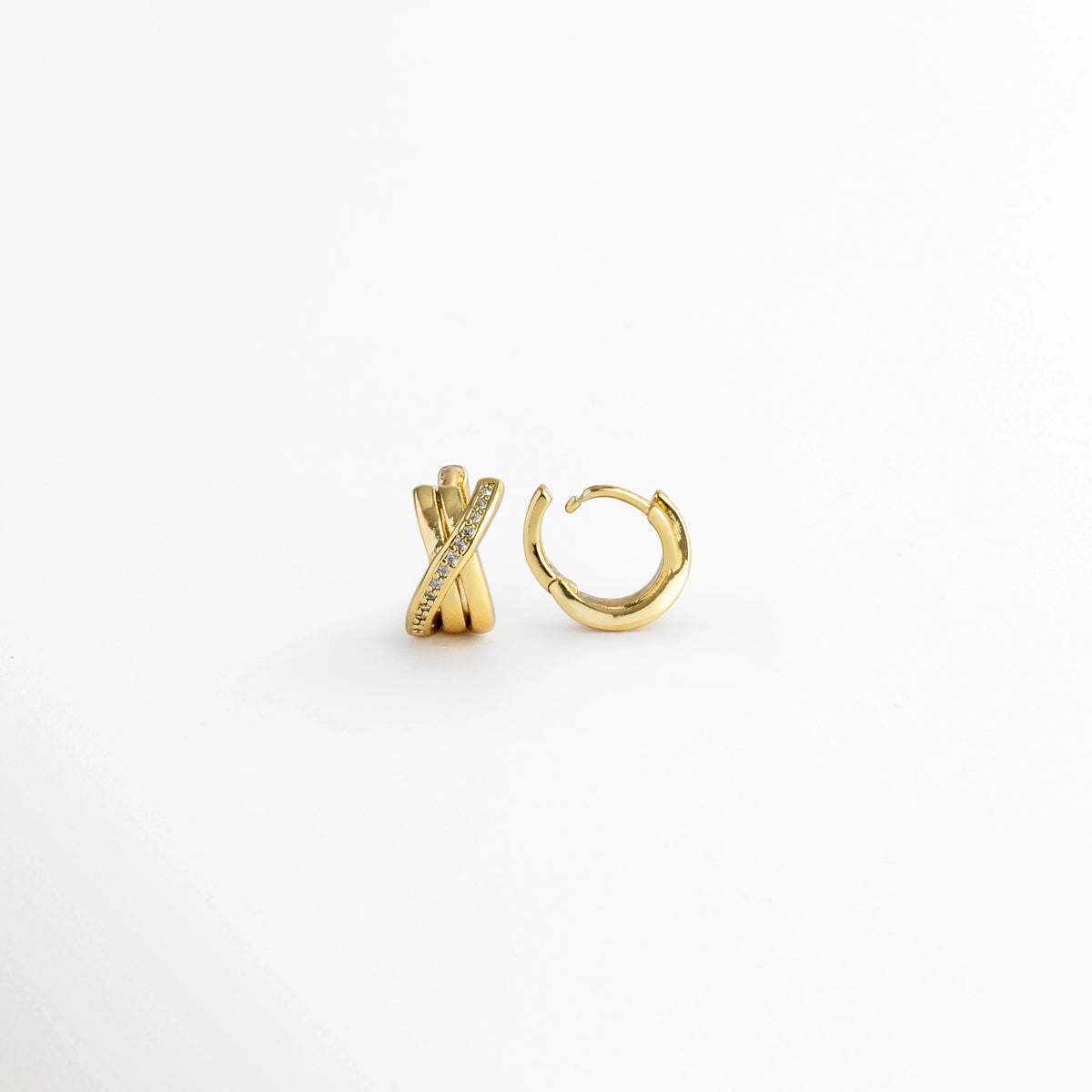 Vista lateral de los Diana Golden Hoops con la bisagra articulada completamente abierta para mostrar el poste de ajuste, Acercamiento al sistema de apertura y bisagra fácil del micro aro entrelazado dorado de 1.1 cm, Detalle del poste delgado para oreja perforada en los aretes cruzados con circonias, Muestra de la precisión del broche de bisagra en los aros dorados de tres bandas entrelazadas.