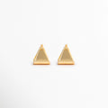 Aretes Gold Corot de diseño triangular minimalista con acabado dorado brillante, ideales para cualquier ocasión, Par de aretes geométricos Gold Corot elaborados en cobre con recubrimiento enchapado en oro 18K, Aretes triangulares dorados Gold Corot con estilo moderno, ligero y versátil para uso diario, Pendientes minimalistas Gold Corot en tono dorado, perfectos para complementar looks casuales y elegantes, Aretes de triángulo dorado Gold Corot con acabado brillante y diseño atemporal para mujer.
