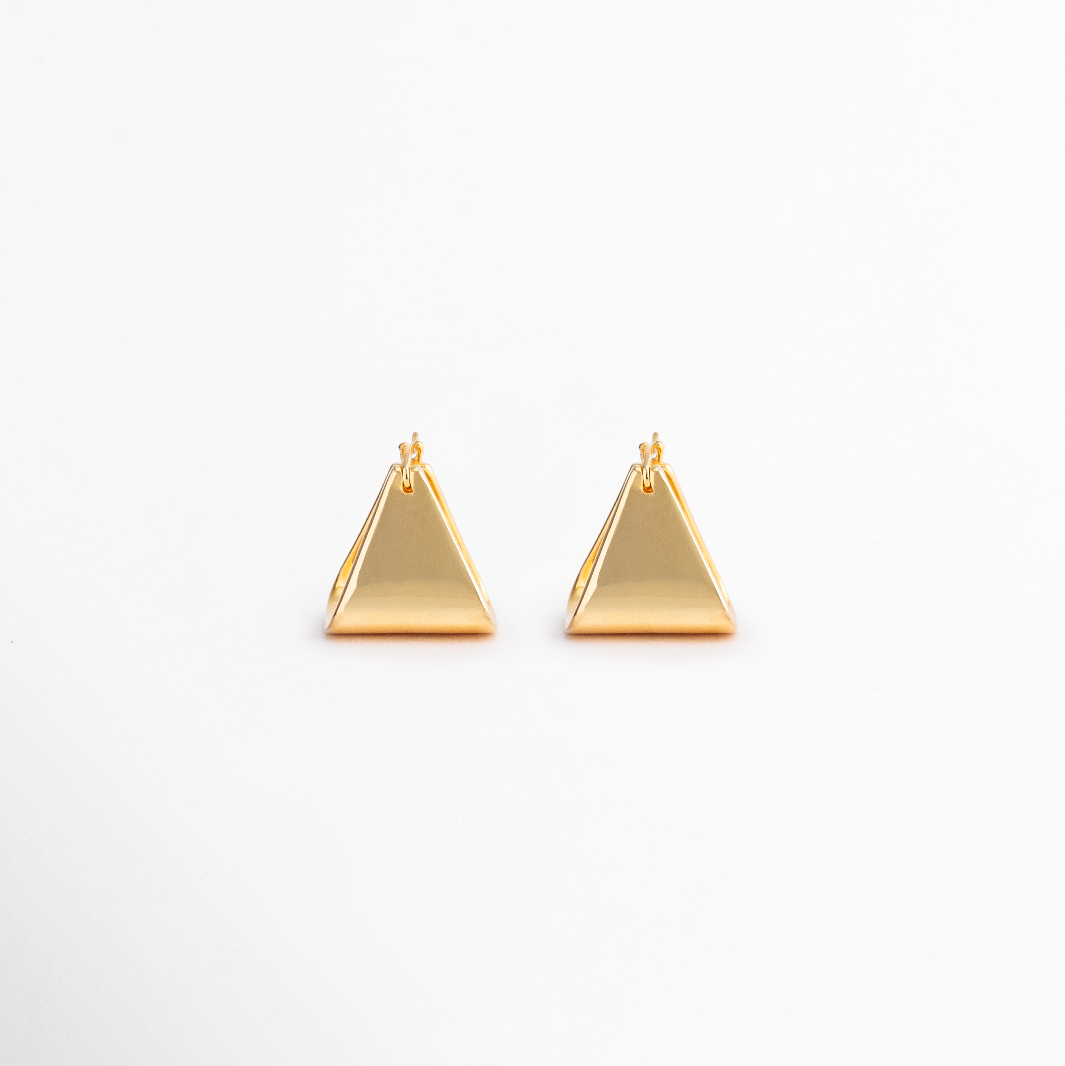 Aretes Gold Corot de diseño triangular minimalista con acabado dorado brillante, ideales para cualquier ocasión, Par de aretes geométricos Gold Corot elaborados en cobre con recubrimiento enchapado en oro 18K, Aretes triangulares dorados Gold Corot con estilo moderno, ligero y versátil para uso diario, Pendientes minimalistas Gold Corot en tono dorado, perfectos para complementar looks casuales y elegantes, Aretes de triángulo dorado Gold Corot con acabado brillante y diseño atemporal para mujer.