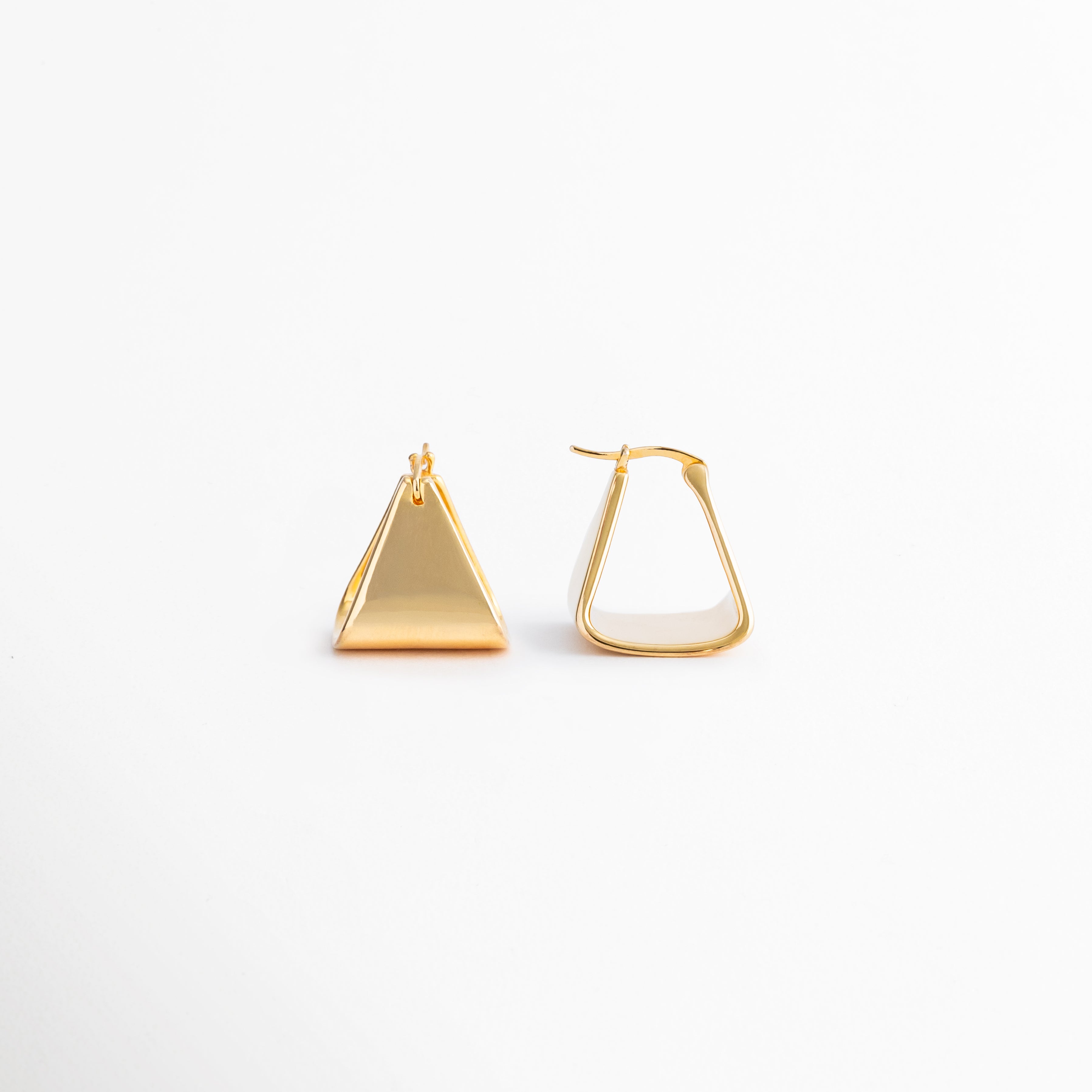 Vista lateral de los aretes Gold Corot que resalta su perfil delgado y elegante acabado dorado, Aretes triangulares Gold Corot vistos de costado, mostrando su estructura ligera y minimalista, Perfil lateral de pendientes Gold Corot con diseño geométrico moderno y acabado en oro 18K, Detalle lateral de los aretes Gold Corot elaborados en cobre con recubrimiento dorado brillante, Aretes minimalistas Gold Corot en perspectiva lateral, diseñados para brindar comodidad y estilo.