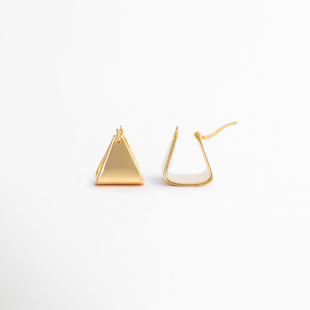 Parte trasera de los aretes Gold Corot mostrando su sistema de cierre seguro y práctico, Vista posterior de pendientes triangulares Gold Corot con acabado dorado pulido, Detalle del broche de los aretes Gold Corot diseñado para un ajuste cómodo durante todo el día, Aretes geométricos Gold Corot vistos desde atrás, destacando su construcción ligera y funcional, Cierre posterior de los aretes Gold Corot con diseño discreto y elegante.