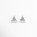 Aretes Silver Corot de diseño triangular minimalista en acabado oro blanco 18K, ideales para uso diario y ocasiones especiales, Par de aretes geométricos Silver Corot con forma de triángulo, elaborados en cobre con recubrimiento enchapado en oro blanco 18K, Aretes pequeños y ligeros Silver Corot con silueta triangular moderna y estilo minimalista atemporal, Aretes de triángulo plateado Silver Corot para mujer, diseño versátil que complementa looks casuales y elegantes, Pendientes minimalistas Silver Corot 