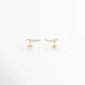 Aretes Morea de plata Ley 925 con recubrimiento en oro blanco 14K y zirconias, diseño colgante de estrella vista frontal,Pendientes Morea con estrella colgante y zirconias, elaborados en plata Ley 925 con acabado en oro blanco 14K, Vista frontal de aretes colgantes Morea con diseño de estrella y acabado en oro blanco 14K, Aretes pequeños de estrella con zirconias y base de plata Ley 925, vista frontal sobre fondo blanco. Par de aretes Morea con colgante de estrella de 1.1 cm, acabado en oro blanco 14K