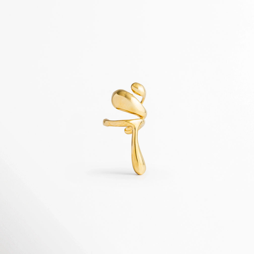 Vista de perfil del Ear Cuff Golden Frago mostrando la curvatura de ajuste posterior para el cartílago de la oreja, Acercamiento al sistema de ajuste por presión sin perforación del ear cuff dorado de estilo orgánico, Muestra lateral del relieve esculpido y las líneas fluidas en tono oro del arete de presión de 3.7 cm, Vista de perfil que resalta la profundidad y el contorno ergonómico del ear cuff enchapado en oro 18K.