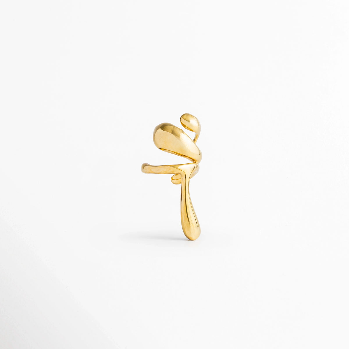 Vista de perfil del Ear Cuff Golden Frago mostrando la curvatura de ajuste posterior para el cartílago de la oreja, Acercamiento al sistema de ajuste por presión sin perforación del ear cuff dorado de estilo orgánico, Muestra lateral del relieve esculpido y las líneas fluidas en tono oro del arete de presión de 3.7 cm, Vista de perfil que resalta la profundidad y el contorno ergonómico del ear cuff enchapado en oro 18K.