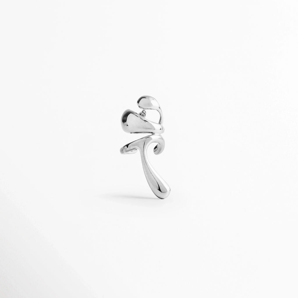 Ear Cuff Silver Frago enchapado en oro blanco 18K con diseño orgánico fluido y alargado de 3.7 cm, vista de frente sobre fondo blanco, Vista de frente de ear cuff plateado de silueta escultural y curvada que abraza la oreja sin necesidad de perforación, Plano general de arete de presión plateado de estilo vanguardista con curvas derretidas y acabado pulido espejo, Ear cuff plateado con estructura orgánica fluida de 3.7 x 1.6 cm recubierto en oro blanco de 18K.
