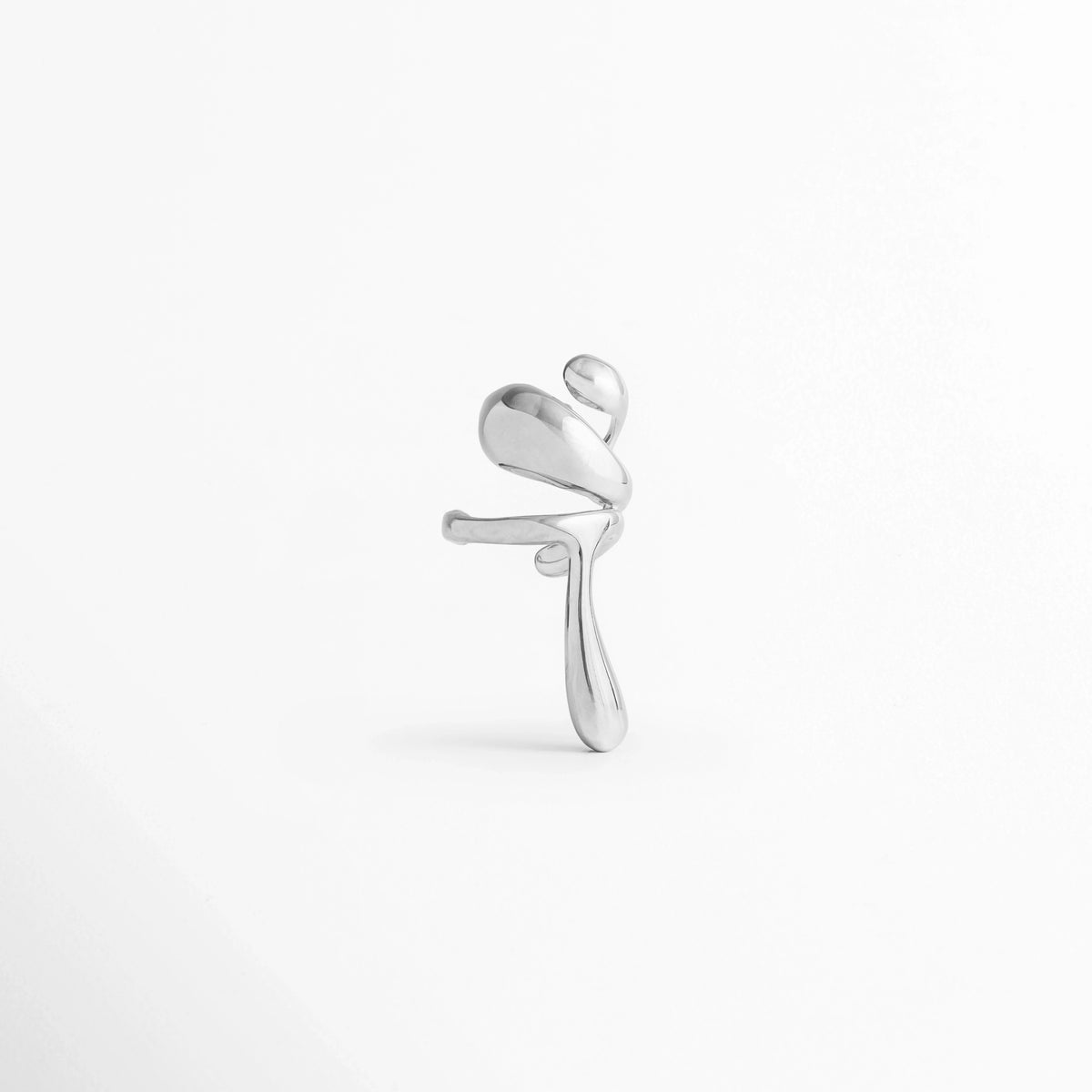 Vista de perfil del Ear Cuff Silver Frago mostrando la curvatura de ajuste posterior para el cartílago de la oreja, Acercamiento al sistema de ajuste por presión sin perforación del ear cuff plateado de estilo orgánico, Muestra lateral del relieve esculpido y las líneas fluidas en tono plata del arete de presión de 3.7 cm, Vista de perfil que resalta la profundidad y el contorno ergonómico del ear cuff enchapado en oro blanco 18K.