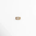 Elara Golden Ear Cuff de cobre enchapado en oro con banda ancha cuajada en pavé de circonias transparentes de 1.2 cm de largo, vista de frente sobre fondo blanco, Vista frontal de ear cuff dorado sin perforación de 0.8 cm de ancho con denso engaste de pedrería cristalina de corte brillante,  Plano general de arete de presión tipo ear cuff enchapado en oro con pavé frontal deslumbrante sobre fondo neutro, Elara Golden Ear Cuff destacando la cobertura completa de circo