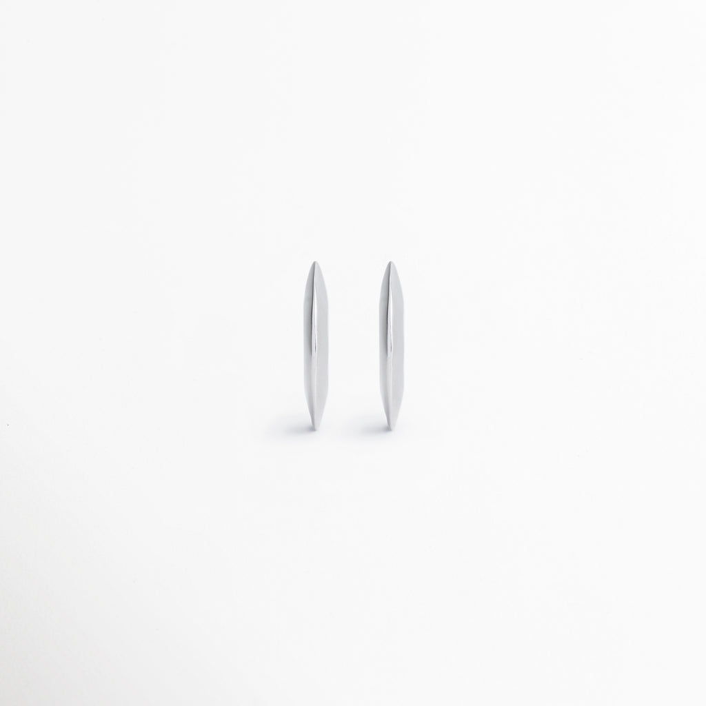 Aretes Silver Maelis con diseño geométrico de aro y acabado brillante en oro blanco, ideales para un estilo minimalista y elegante, Pendientes Silver Maelis de líneas limpias y silueta moderna, elaborados en cobre con recubrimiento enchapado en oro blanco, Aretes tipo aro ovalado Silver Maelis con acabado plateado brillante, perfectos para complementar cualquier look, Aretes minimalistas Silver Maelis con diseño contemporáneo y ligero para uso diario o ocasiones especiales, Pendientes geométricos Silver