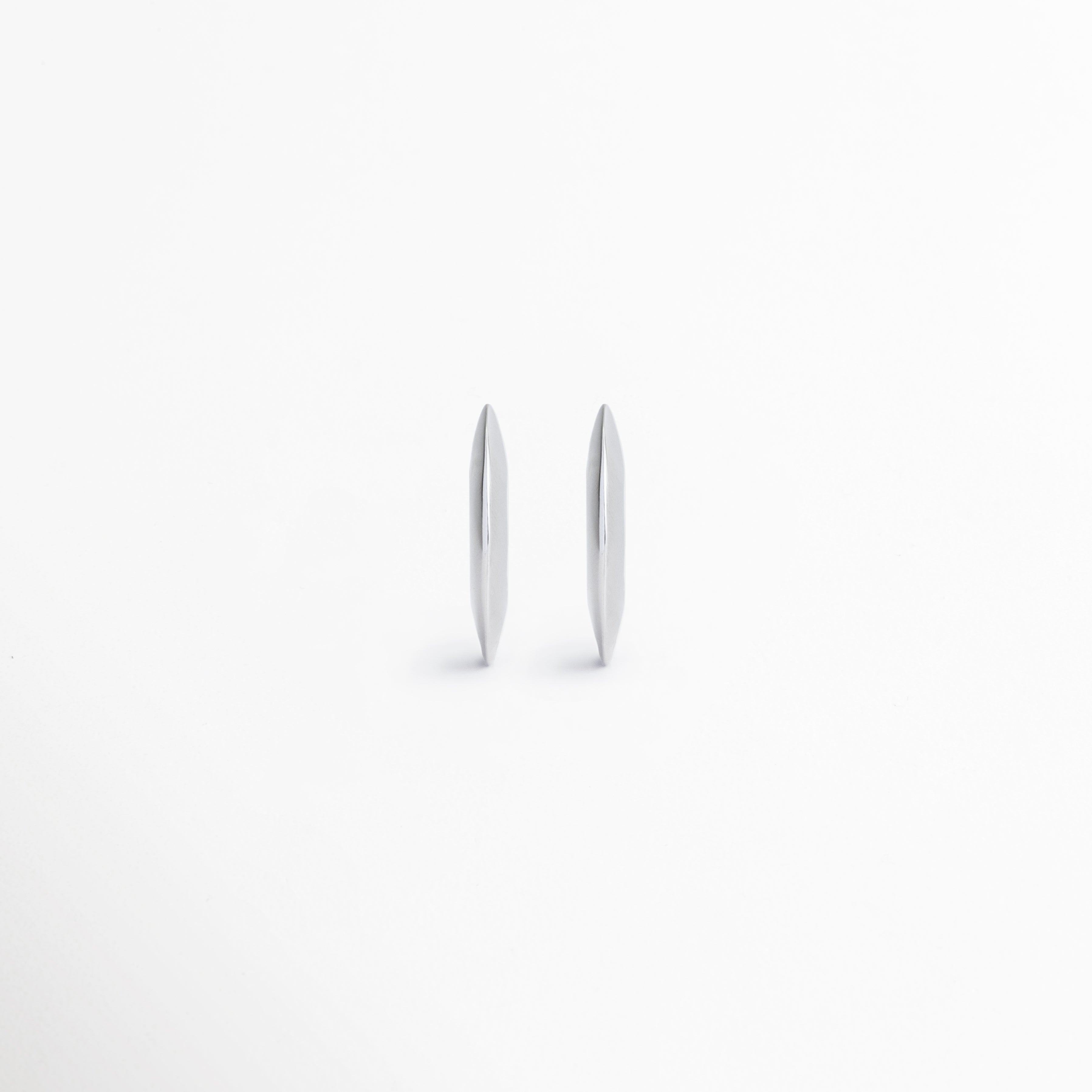 Aretes Silver Maelis con diseño geométrico de aro y acabado brillante en oro blanco, ideales para un estilo minimalista y elegante, Pendientes Silver Maelis de líneas limpias y silueta moderna, elaborados en cobre con recubrimiento enchapado en oro blanco, Aretes tipo aro ovalado Silver Maelis con acabado plateado brillante, perfectos para complementar cualquier look, Aretes minimalistas Silver Maelis con diseño contemporáneo y ligero para uso diario o ocasiones especiales, Pendientes geométricos Silver
