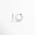 Vista lateral de los aretes Silver Maelis que resalta su perfil estilizado y diseño moderno tipo aro, Aretes Silver Maelis vistos de costado mostrando su estructura ligera y acabado brillante en oro blanco, Perfil lateral de pendientes geométricos Silver Maelis con líneas limpias y estética contemporánea, Detalle lateral de aretes tipo aro ovalado Silver Maelis elaborados en cobre con recubrimiento plateado, Perspectiva lateral de los aretes Silver Maelis destacando su diseño minimalista y elegante.
