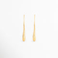 Aretes Soline largos con silueta tipo lágrima y acabado dorado brillante en oro 18K, ideales para looks elegantes y sofisticados,Pendientes Soline de diseño alargado y minimalista con forma de gota, elaborados en latón con recubrimiento en oro 18K, Aretes dorados Soline con estilo refinado de inspiración vintage y acabado pulido de alto brillo, Aretes tipo lágrima largos para mujer, diseño elegante que estiliza el rostro y aporta un toque de lujo sutil, Pendientes Soline con caída delicada y acabado dorado