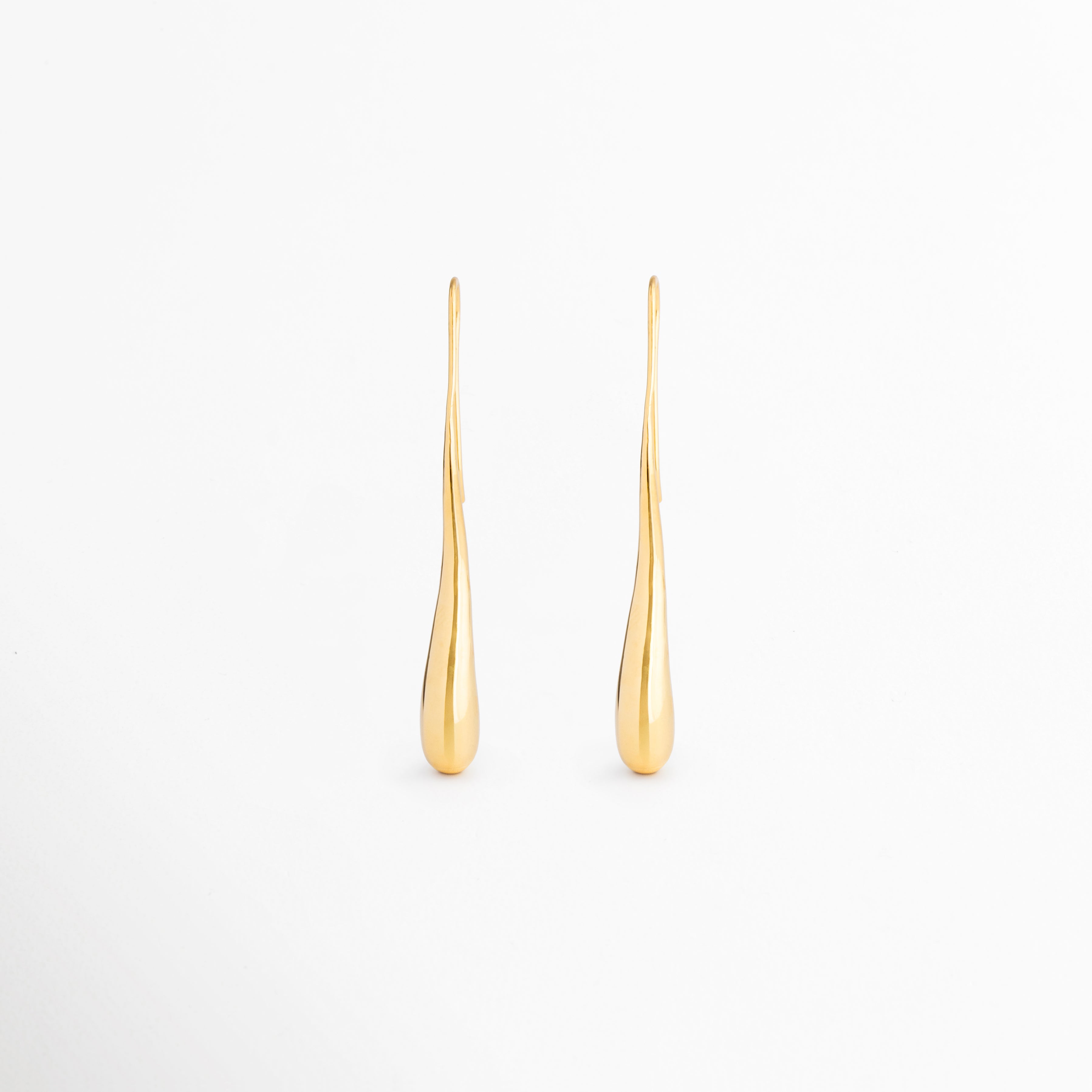 Aretes Soline largos con silueta tipo lágrima y acabado dorado brillante en oro 18K, ideales para looks elegantes y sofisticados,Pendientes Soline de diseño alargado y minimalista con forma de gota, elaborados en latón con recubrimiento en oro 18K, Aretes dorados Soline con estilo refinado de inspiración vintage y acabado pulido de alto brillo, Aretes tipo lágrima largos para mujer, diseño elegante que estiliza el rostro y aporta un toque de lujo sutil, Pendientes Soline con caída delicada y acabado dorado