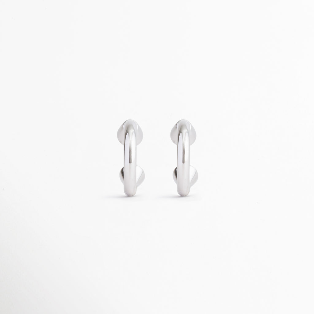 Aretes Virel plateados con diseño geométrico minimalista y acabado en Plata 925, Aretes Virel de líneas limpias y estilo contemporáneo para mujer, Aretes plateados elegantes con silueta alargada y diseño moderno, Aretes geométricos enchapados en Plata 925 con acabado brillante, Aretes minimalistas plateados ideales para looks sofisticados y versátiles.