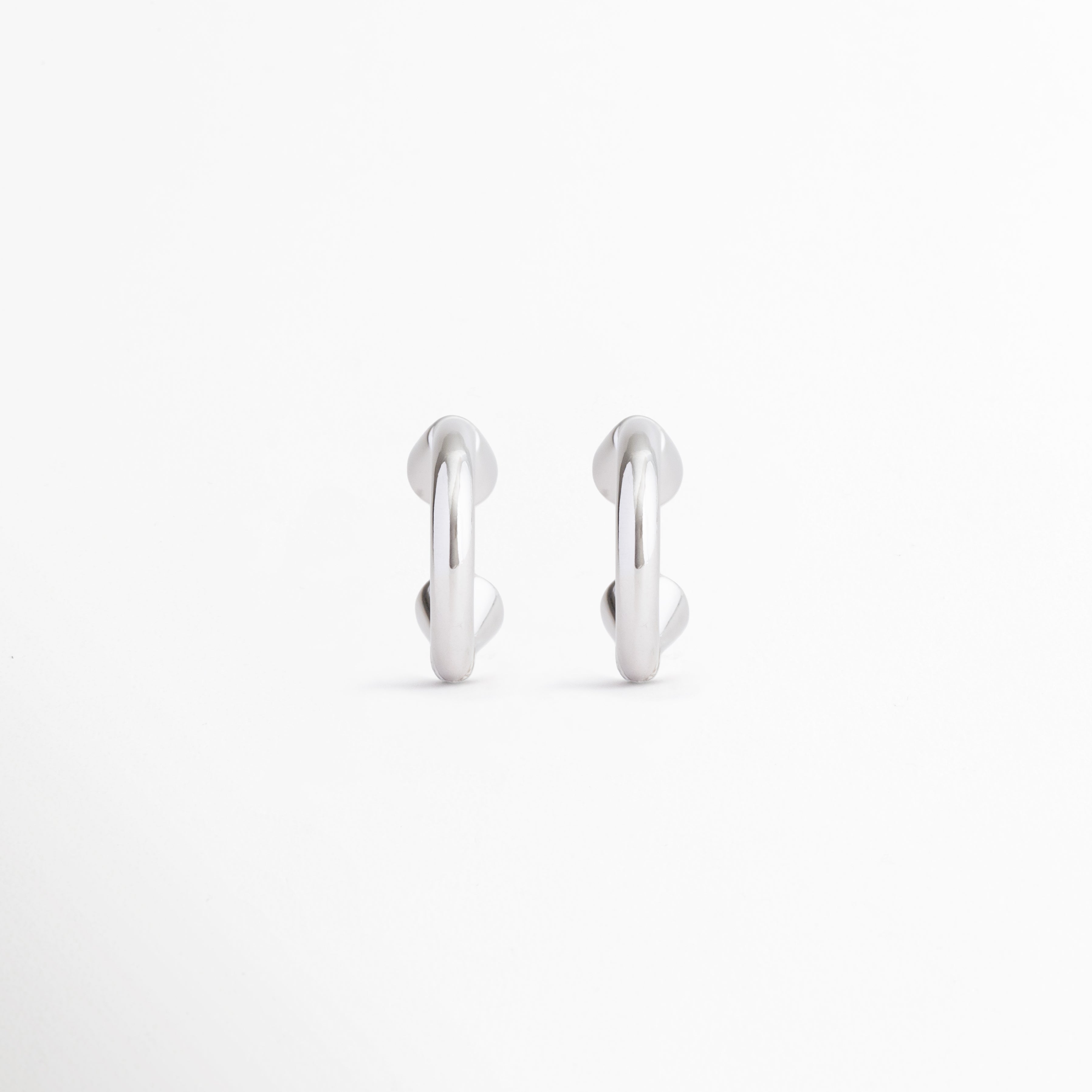 Aretes Virel plateados con diseño geométrico minimalista y acabado en Plata 925, Aretes Virel de líneas limpias y estilo contemporáneo para mujer, Aretes plateados elegantes con silueta alargada y diseño moderno, Aretes geométricos enchapados en Plata 925 con acabado brillante, Aretes minimalistas plateados ideales para looks sofisticados y versátiles.