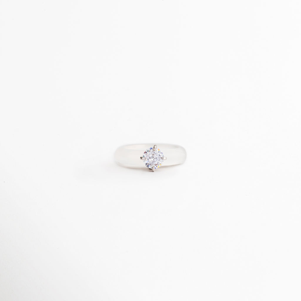 Anillo Aeli de plata ley 925 con ágata blanca y zirconia central, Anillo minimalista de plata con piedra de ágata blanca y detalle de zirconia, Anillo Aeli elegante y delicado con acabado pulido brillante, Anillo femenino de plata 925 con diseño refinado y piedra blanca, Anillo de ágata blanca con zirconia brillante y estilo atemporal