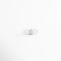 Anillo Aeli de plata ley 925 con ágata blanca y zirconia central, Anillo minimalista de plata con piedra de ágata blanca y detalle de zirconia, Anillo Aeli elegante y delicado con acabado pulido brillante, Anillo femenino de plata 925 con diseño refinado y piedra blanca, Anillo de ágata blanca con zirconia brillante y estilo atemporal
