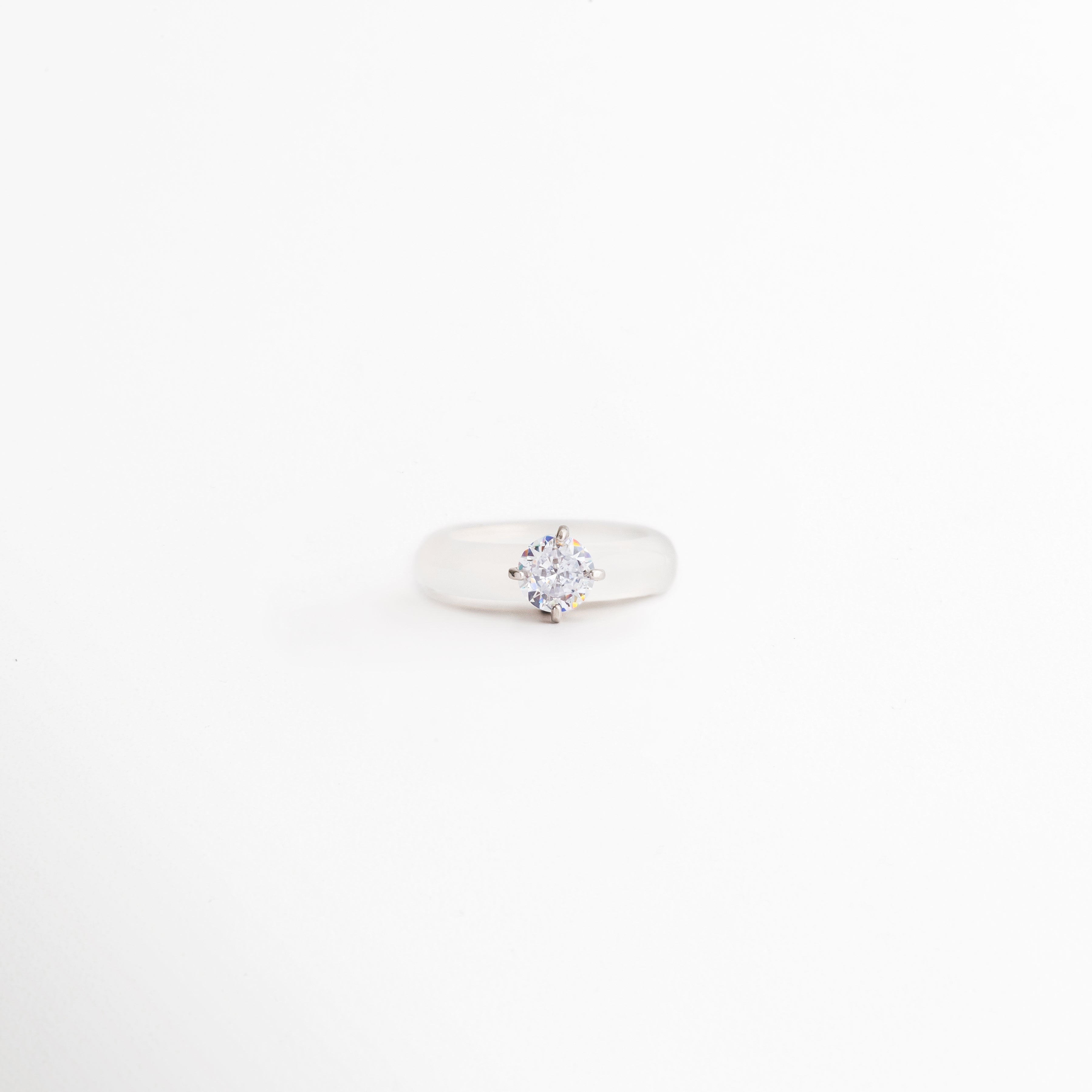 Anillo Aeli de plata ley 925 con ágata blanca y zirconia central, Anillo minimalista de plata con piedra de ágata blanca y detalle de zirconia, Anillo Aeli elegante y delicado con acabado pulido brillante, Anillo femenino de plata 925 con diseño refinado y piedra blanca, Anillo de ágata blanca con zirconia brillante y estilo atemporal