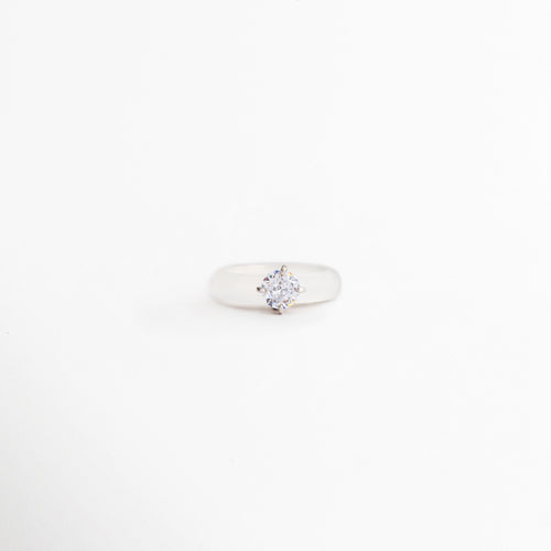 Anillo Aeli de plata ley 925 con ágata blanca y zirconia central, Anillo minimalista de plata con piedra de ágata blanca y detalle de zirconia, Anillo Aeli elegante y delicado con acabado pulido brillante, Anillo femenino de plata 925 con diseño refinado y piedra blanca, Anillo de ágata blanca con zirconia brillante y estilo atemporal