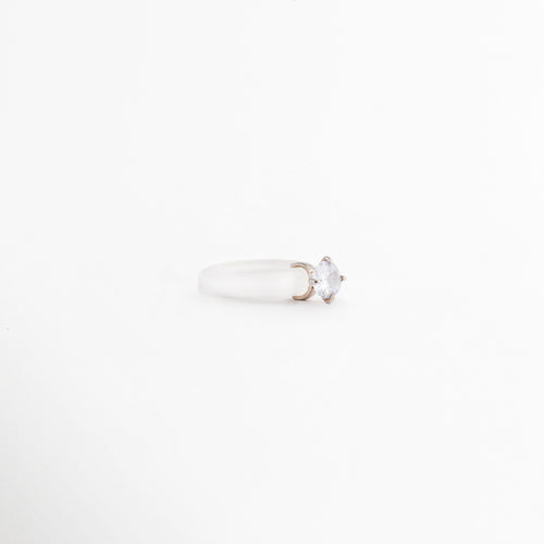 Perfil del Anillo Aeli en plata ley 925 con ágata blanca y zirconia, Vista lateral de anillo minimalista con acabado pulido brillante, Detalle de la montura del Anillo Aeli con piedra central blanca, Anillo de plata con diseño delicado visto de perfil, Vista lateral de anillo elegante con ágata blanca y zirconia.