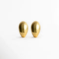 Aretes Golden Nevara abombados en forma de gota esculpida con baño de oro brillante, vista frontal de par sobre fondo blanco, Vista de frente de aretes dorados de volumen redondeado tipo lágrima de 2.7 x 1.8 cm, Par de aretes chunky dorados con silueta orgánica y superficie pulida de alto brillo, Aretes dorados en forma de gota de lluvia estilo gota botánica de inspiración chic francesa.
