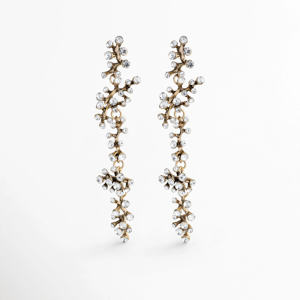 Aretes Laurel extra largos de 9.5 cm con diseño orgánico de ramas o espigas cuajadas de circonias brillantes, vista frontal sobre fondo blanco, Vista de frente de par de aretes colgantes dramáticos en acero inoxidable con ramificaciones de pedrería cristalina, Aretes esculturales de silueta vegetal con racimos de circonias de corte brillante dispuestas a lo largo de 9.5 cm,  Aretes de vestir extra largos estilo rama de laurel con circonias brillantes para fiesta o novia