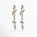 Aretes Laurel extra largos de 9.5 cm con diseño orgánico de ramas o espigas cuajadas de circonias brillantes, vista frontal sobre fondo blanco, Vista de frente de par de aretes colgantes dramáticos en acero inoxidable con ramificaciones de pedrería cristalina, Aretes esculturales de silueta vegetal con racimos de circonias de corte brillante dispuestas a lo largo de 9.5 cm,  Aretes de vestir extra largos estilo rama de laurel con circonias brillantes para fiesta o novia