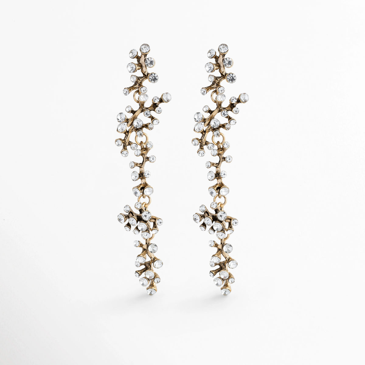 Aretes Laurel extra largos de 9.5 cm con diseño orgánico de ramas o espigas cuajadas de circonias brillantes, vista frontal sobre fondo blanco, Vista de frente de par de aretes colgantes dramáticos en acero inoxidable con ramificaciones de pedrería cristalina, Aretes esculturales de silueta vegetal con racimos de circonias de corte brillante dispuestas a lo largo de 9.5 cm,  Aretes de vestir extra largos estilo rama de laurel con circonias brillantes para fiesta o novia