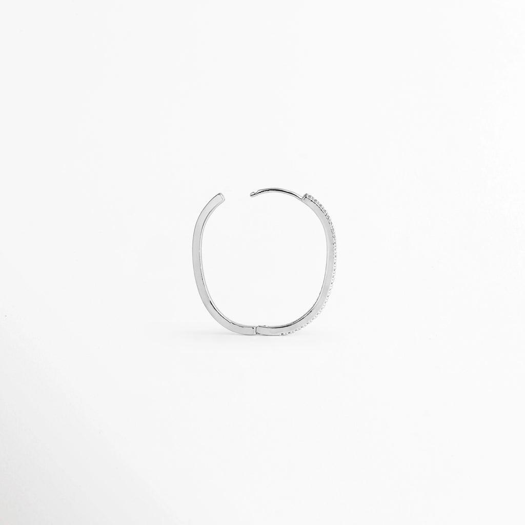 Arracada individual del Set Silver Hoops vista de perfil con la bisagra y el poste articulado abiertos para colocar en el lóbulo, Detalle del mecanismo de cierre abrible tipo hugging o clip articulado de la arracada plateada,  Vista lateral con poste flexible desplegado de aro con acabado plateado y circonias, Muestra de la abertura posterior de la arracada delgada plateada para ajuste fácil y seguro.