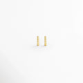 Arracada Golden de 8 mm con textura de cuentas esférias alineadas en tono dorado brillante, vista frontal de par sobre fondo blanco, Vista de frente de pequeñas arracadas doradas tipo huggie de 0.8 cm de diámetro con relieve perlado, Par de aros diminutos de 8 mm en electrochapado dorado con textura de esferas continuas y alto brillo, Arracadas doradas de 8 mm con textura de bolitas para segundo o tercer orificio sobre fondo claro.
