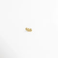 Piercing Laguna enchapado en oro 18K con diseño curvado de tres circonias transparentes alineadas en bisel, vista frontal sobre fondo blanco, Piercing para hélix o tragus de cobre enchapado en oro 18K con racimo curvado de tres gemas cristalinas, Vista de frente de piercing labret o barbell con tres circonias en arcada sobre superficie clara, Piercing dorado pequeño con trío de circonias en línea curva de diseño delicado sobre fondo neutro.