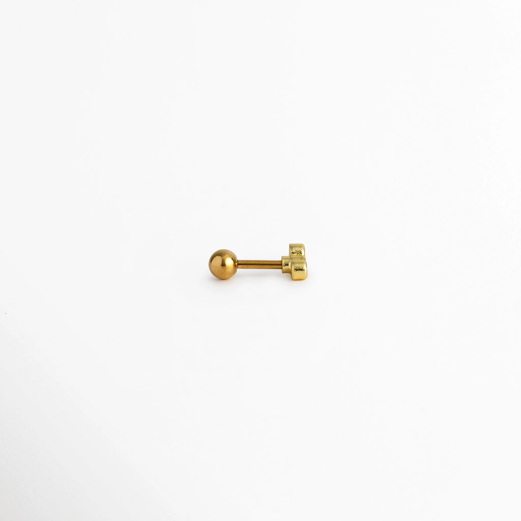 Piercing Laguna visto de perfil mostrando la barra recta con cierre de bola posterior y el frente curvado con circonias, Detalle lateral de piercing tipo barbell para cartílago enchapado en oro 18K con bolita de seguridad, Vista de costado del poste recto con rosca y la curvatura del adorno de tres circonias, Perspectiva de perfil de piercing con cierre esférico para máxima comodidad en la oreja.