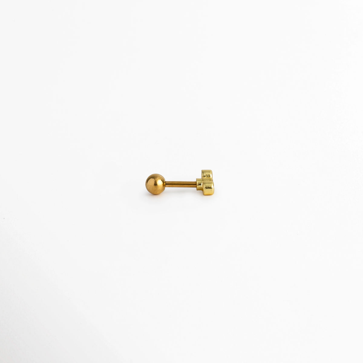 Piercing Laguna visto de perfil mostrando la barra recta con cierre de bola posterior y el frente curvado con circonias, Detalle lateral de piercing tipo barbell para cartílago enchapado en oro 18K con bolita de seguridad, Vista de costado del poste recto con rosca y la curvatura del adorno de tres circonias, Perspectiva de perfil de piercing con cierre esférico para máxima comodidad en la oreja.