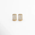 Aretes Bori Golden de diseño huggie ancho enchapados en oro 18K con cuajado denso de micro-pedrería brillante en pavé, vista frontal sobre fondo blanco, Vista de frente de aretes tipo arrancada ancha abombada de 1.8 cm de largo con incrustación continua de piedras preciosas artificiales, Plano general de aretes dorados gruesos estilo huggie cuajados de micro-circonias transparentes sobre fondo neutro, Aretes Bori Golden destacando el brillo deslumbrante del pavé