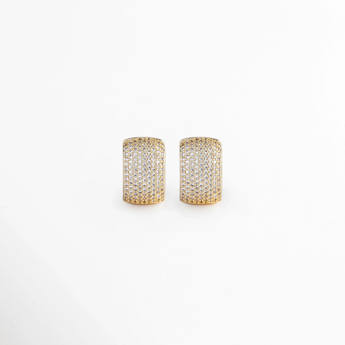 Aretes Bori Golden de diseño huggie ancho enchapados en oro 18K con cuajado denso de micro-pedrería brillante en pavé, vista frontal sobre fondo blanco, Vista de frente de aretes tipo arrancada ancha abombada de 1.8 cm de largo con incrustación continua de piedras preciosas artificiales, Plano general de aretes dorados gruesos estilo huggie cuajados de micro-circonias transparentes sobre fondo neutro, Aretes Bori Golden destacando el brillo deslumbrante del pavé