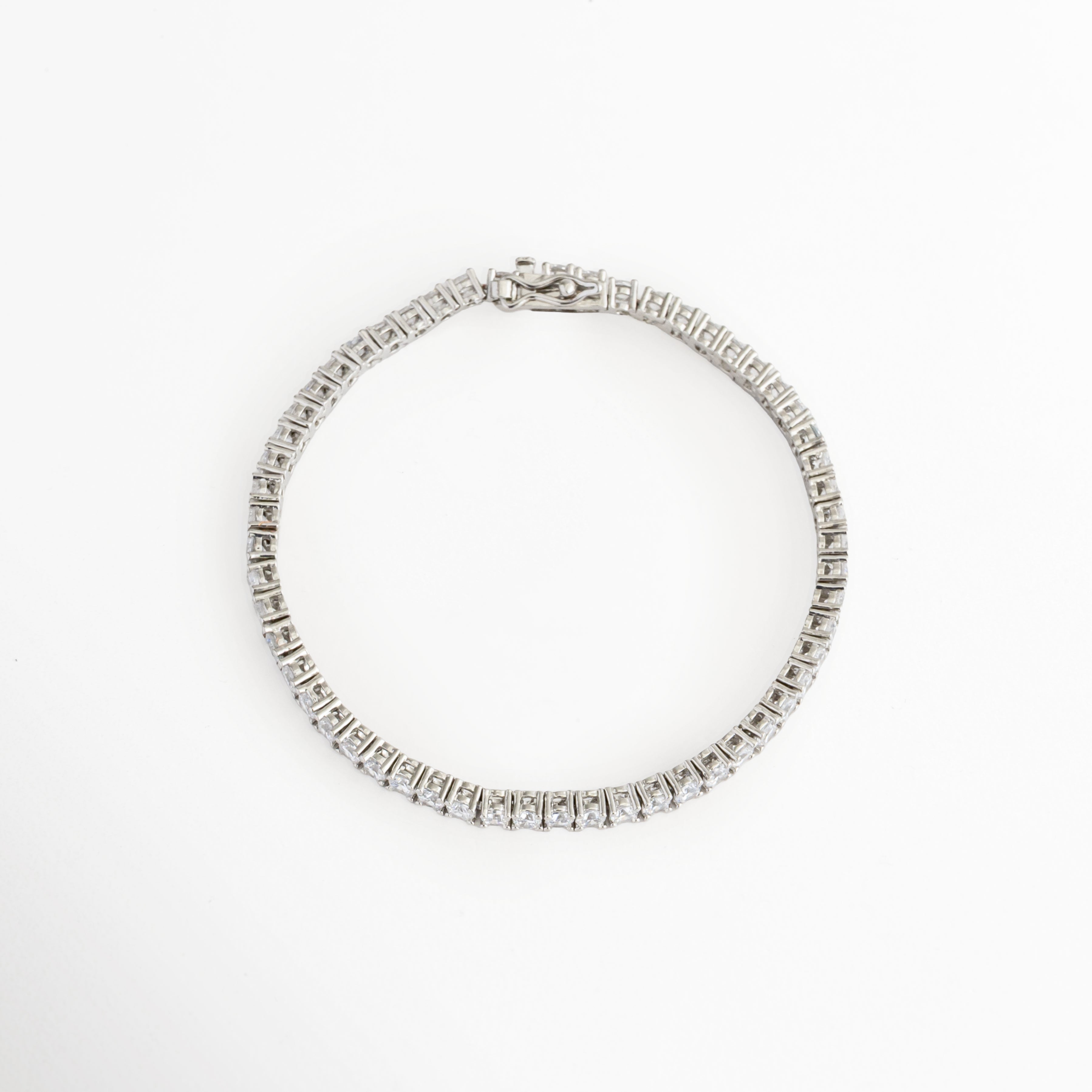 Pulsera Tennis Silver Francheskaar de Plata Ley 925 con recubrimiento en Oro Blanco 14K e incrustaciones de zirconias sobre fondo blanco, Vista completa de la Pulsera Tennis Silver Francheskaar con diseño clásico de zirconias y acabado en Oro Blanco 14K, Pulsera Tennis Silver Francheskaar elaborada en Plata Ley 925 con fila continua de zirconias brillantes, Pulsera Tennis Silver Francheskaar con diseño elegante de zirconias y acabado plateado brillante, Pulsera Tennis Silver Francheskaar de Plata Ley 925
