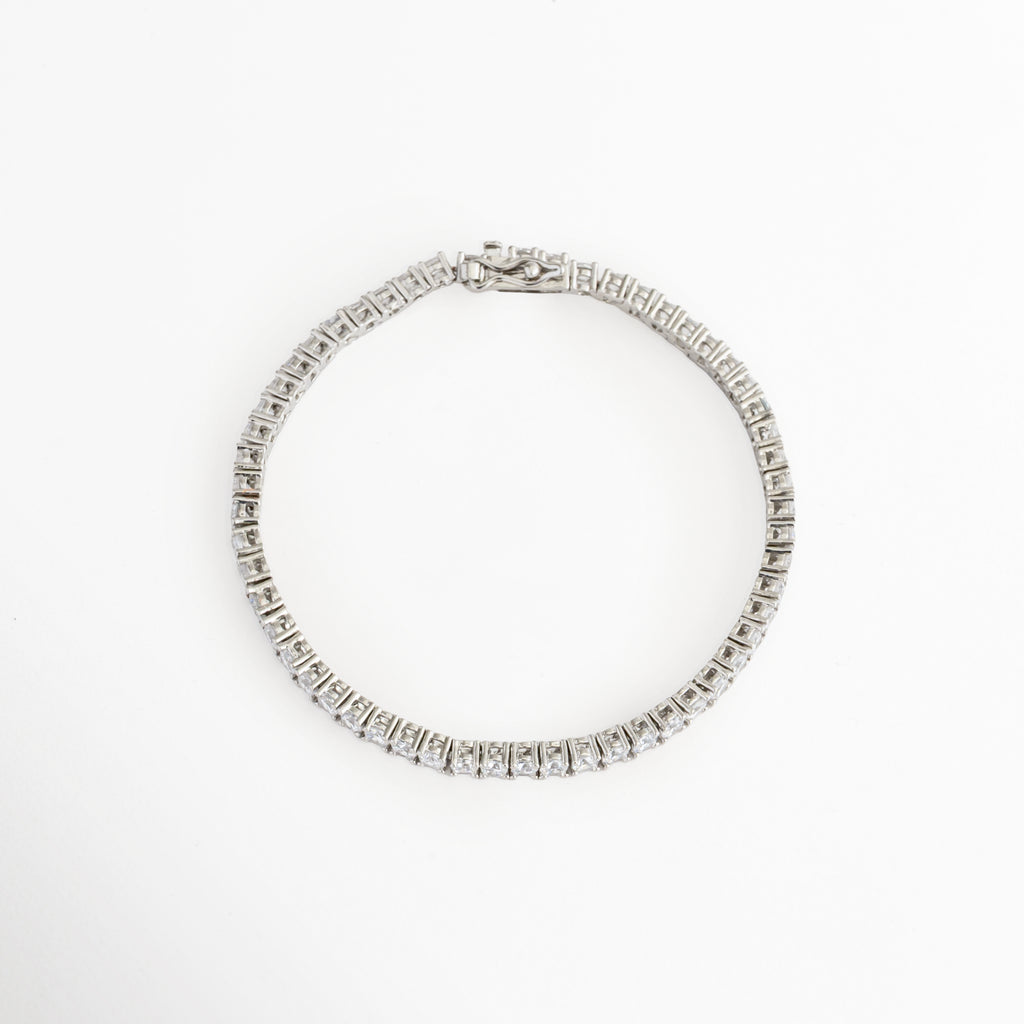Pulsera Tennis Silver Francheskaar de Plata Ley 925 con recubrimiento en Oro Blanco 14K e incrustaciones de zirconias sobre fondo blanco, Vista completa de la Pulsera Tennis Silver Francheskaar con diseño clásico de zirconias y acabado en Oro Blanco 14K, Pulsera Tennis Silver Francheskaar elaborada en Plata Ley 925 con fila continua de zirconias brillantes, Pulsera Tennis Silver Francheskaar con diseño elegante de zirconias y acabado plateado brillante, Pulsera Tennis Silver Francheskaar de Plata Ley 925