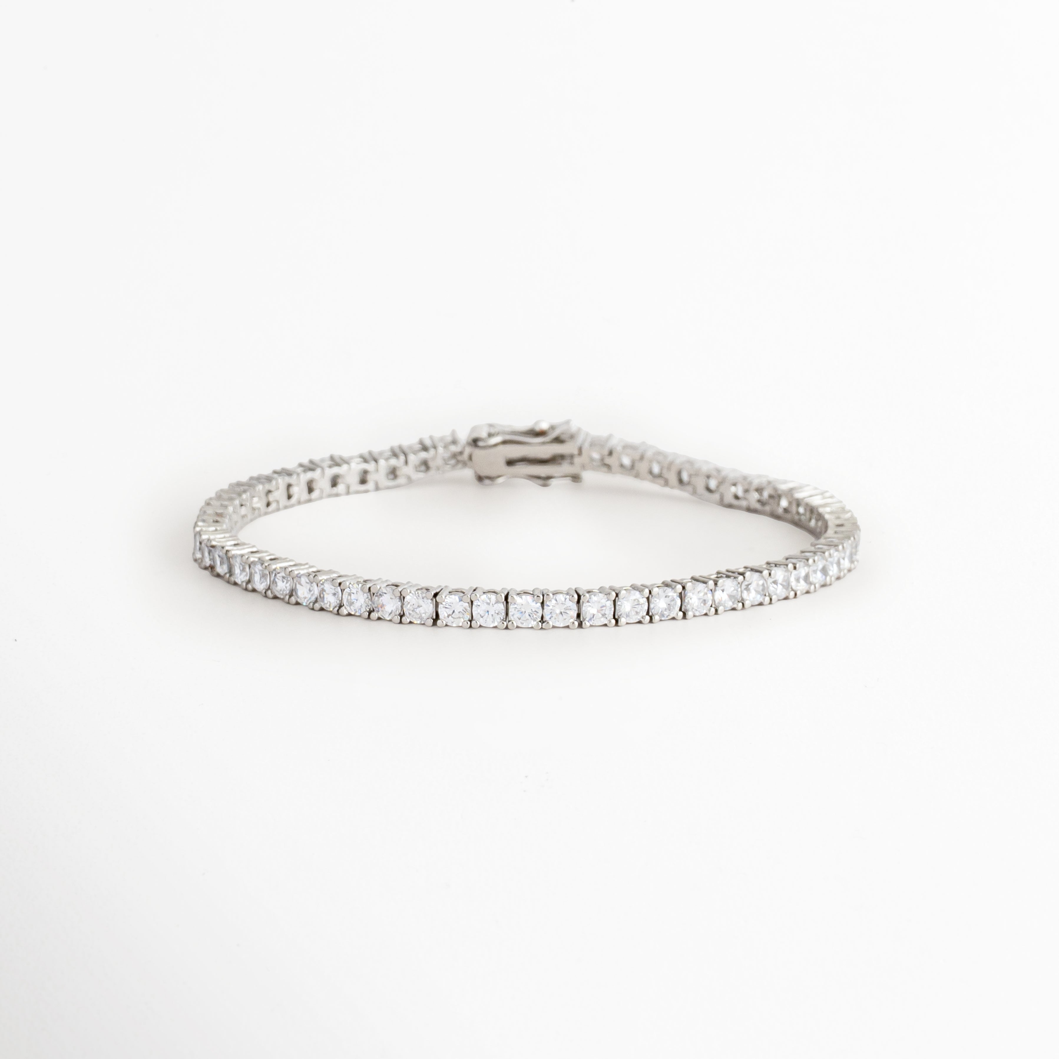 Vista en ángulo de la Pulsera Tennis Silver Francheskaar mostrando la hilera de zirconias y el acabado en Oro Blanco 14K, Perspectiva de la Pulsera Tennis Silver Francheskaar resaltando el brillo de las zirconias, Pulsera Tennis Silver Francheskaar fotografiada en ángulo mostrando su diseño tipo tennis, Vista diagonal de la Pulsera Tennis Silver Francheskaar con zirconias y acabado plateado, Pulsera Tennis Silver Francheskaar en perspectiva destacando su diseño fino y elegante.