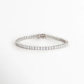 Vista en ángulo de la Pulsera Tennis Silver Francheskaar mostrando la hilera de zirconias y el acabado en Oro Blanco 14K, Perspectiva de la Pulsera Tennis Silver Francheskaar resaltando el brillo de las zirconias, Pulsera Tennis Silver Francheskaar fotografiada en ángulo mostrando su diseño tipo tennis, Vista diagonal de la Pulsera Tennis Silver Francheskaar con zirconias y acabado plateado, Pulsera Tennis Silver Francheskaar en perspectiva destacando su diseño fino y elegante.