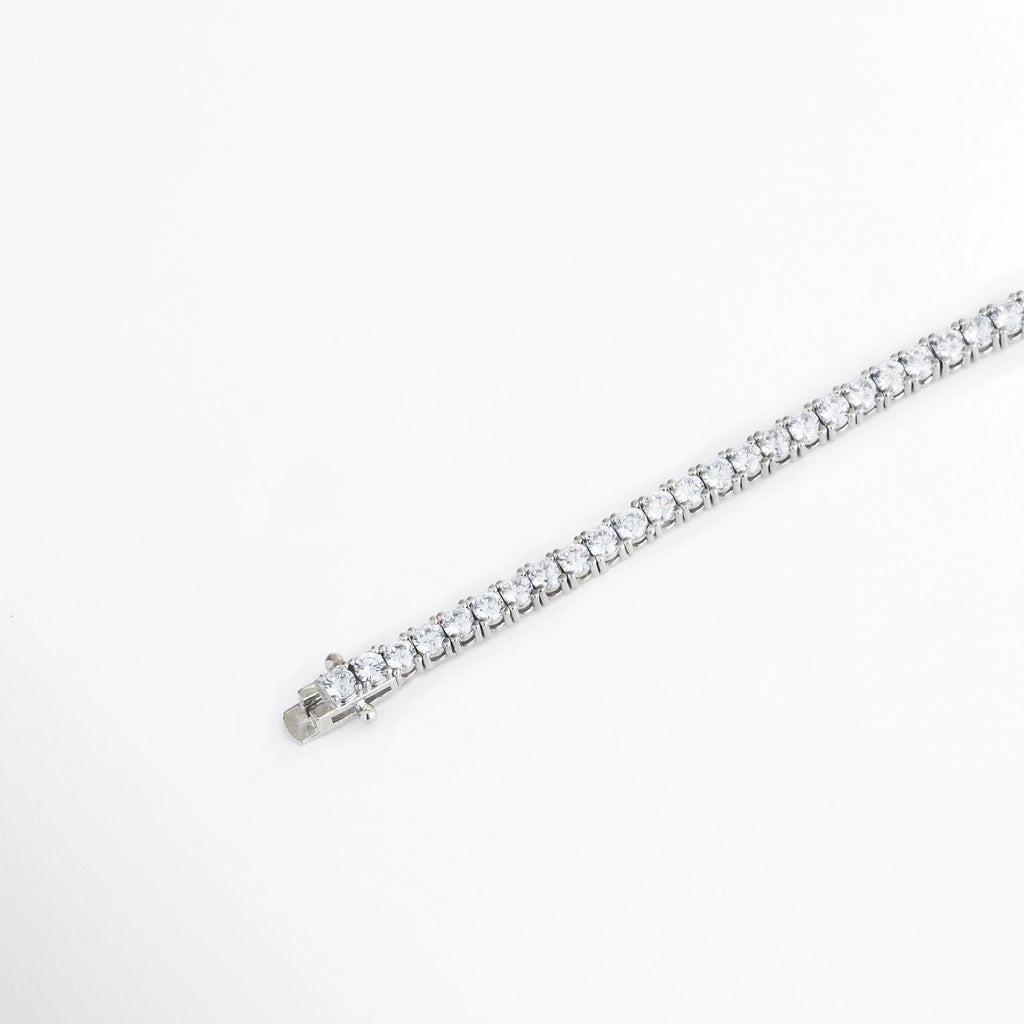 Detalle del cierre de la Pulsera Tennis Silver Francheskaar de Plata Ley 925 con acabado en Oro Blanco 14K, Vista del broche de la Pulsera Tennis Silver Francheskaar mostrando su sistema de cierre seguro, Detalle de la cadena y cierre de la Pulsera Tennis Silver Francheskaar con acabado plateado, Pulsera Tennis Silver Francheskaar mostrando el broche y la extensión del cierre, Vista cercana del cierre de la Pulsera Tennis Silver Francheskaar con acabado brillante.