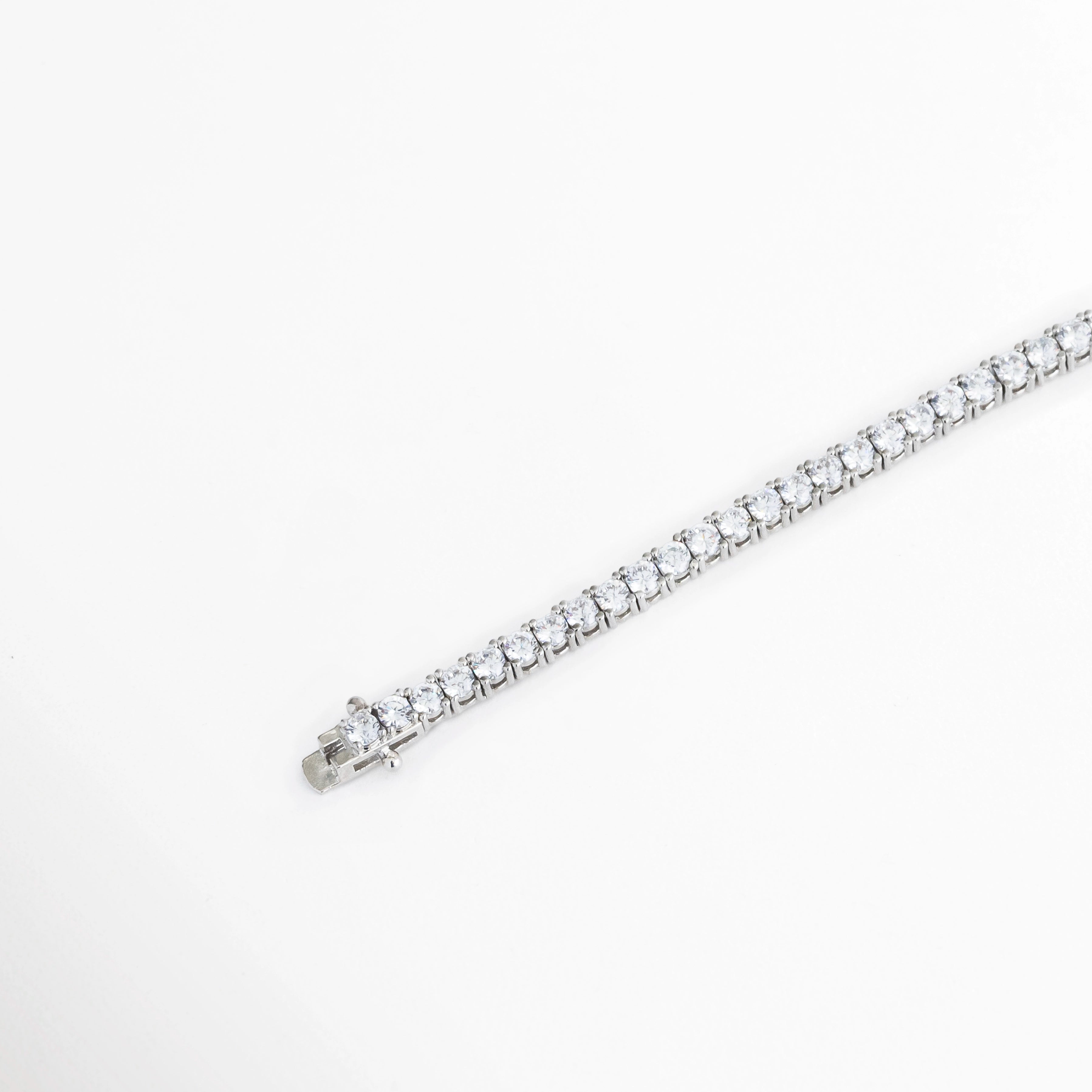 Detalle del cierre de la Pulsera Tennis Silver Francheskaar de Plata Ley 925 con acabado en Oro Blanco 14K, Vista del broche de la Pulsera Tennis Silver Francheskaar mostrando su sistema de cierre seguro, Detalle de la cadena y cierre de la Pulsera Tennis Silver Francheskaar con acabado plateado, Pulsera Tennis Silver Francheskaar mostrando el broche y la extensión del cierre, Vista cercana del cierre de la Pulsera Tennis Silver Francheskaar con acabado brillante.