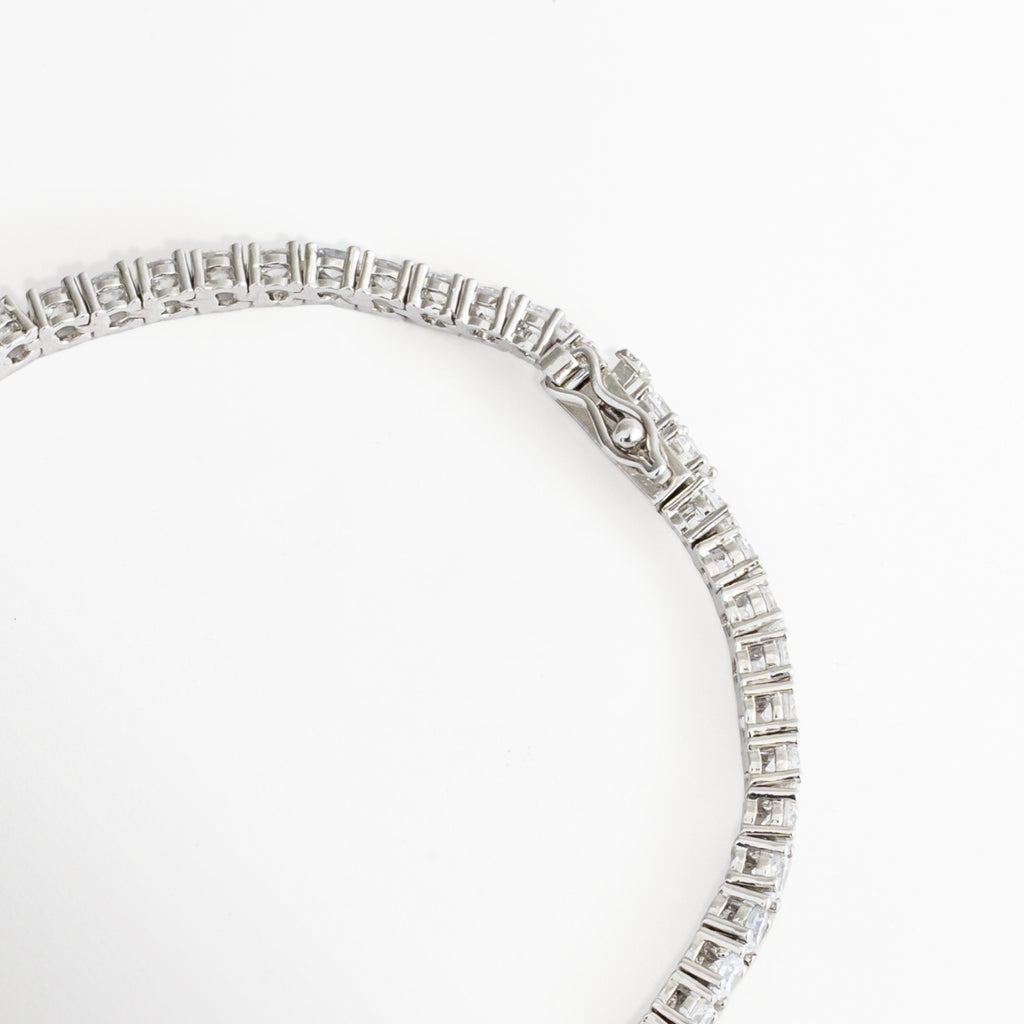 Acercamiento de la Pulsera Tennis Silver Francheskaar mostrando las zirconias incrustadas y el acabado en Oro Blanco 14K, Detalle de las zirconias de la Pulsera Tennis Silver Francheskaar sobre base de Plata Ley 925, Vista cercana de la Pulsera Tennis Silver Francheskaar resaltando el brillo de las zirconias, Detalle del diseño tipo tennis de la Pulsera Silver Francheskaar con zirconias brillantes, Acercamiento de la Pulsera Tennis Silver Francheskaar destacando el engaste continuo de zirconias.